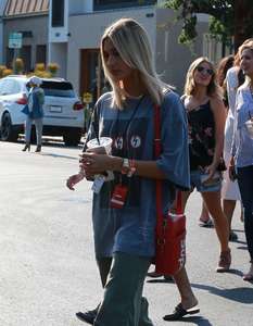 Hailey-Baldwin--Goes-to-Erewhon-Market--43.jpg