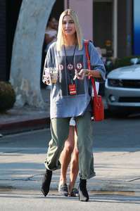 Hailey-Baldwin--Goes-to-Erewhon-Market--45.jpg