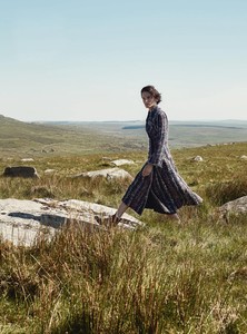 Harper_s_Bazaar_UK__September_2017-88.thumb.jpg.d58edceb65ccddf31739e53bc03df464.jpg