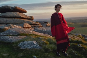 Harper_s_Bazaar_UK__September_2017-99.thumb.jpg.7de7dcd83cf42f69b7d28072ca1e6c30.jpg