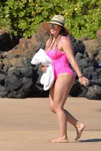 Hilary-Duff-in-Pink-Swimsuit-105.jpg