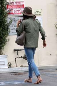 Jenna-Dewan-Tatum--Out-and-about-in-Sherman-Oaks--04.jpg