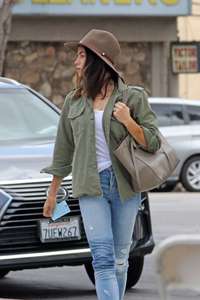 Jenna-Dewan-Tatum--Out-and-about-in-Sherman-Oaks--10.jpg