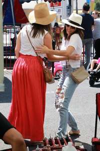 Jenna-Dewan-Tatum--Shopping-at-the-Farmers-Market--04.jpg