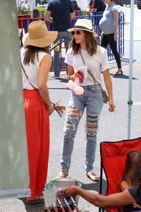 Jenna-Dewan-Tatum--Shopping-at-the-Farmers-Market--07.jpg