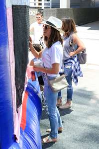 Jenna-Dewan-Tatum--Shopping-at-the-Farmers-Market--08.jpg