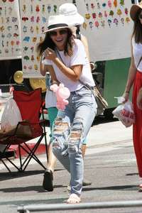 Jenna-Dewan-Tatum--Shopping-at-the-Farmers-Market--11.jpg