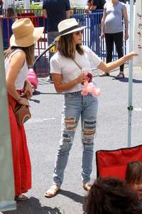 Jenna-Dewan-Tatum--Shopping-at-the-Farmers-Market--14.jpg