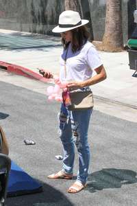 Jenna-Dewan-Tatum--Shopping-at-the-Farmers-Market--17.jpg