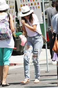 Jenna-Dewan-Tatum--Shopping-at-the-Farmers-Market--19.jpg