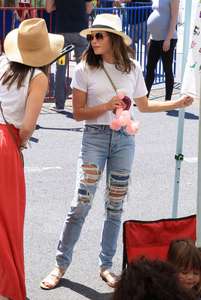 Jenna-Dewan-Tatum--Shopping-at-the-Farmers-Market--20.jpg