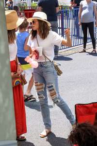 Jenna-Dewan-Tatum--Shopping-at-the-Farmers-Market--23.jpg