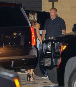 Jennifer-Aniston-at-Nobu-in-LA--04.thumb.jpg.ef373f2ad1c1739f1780813a7326ce27.jpg