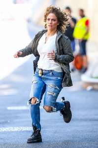 Jennifer-Lopez--on-set-of-Shades-Of-Blue-in-New-York--01.jpg