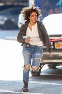 Jennifer-Lopez--on-set-of-Shades-Of-Blue-in-New-York--04.jpg