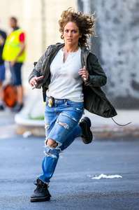Jennifer-Lopez--on-set-of-Shades-Of-Blue-in-New-York--05.jpg