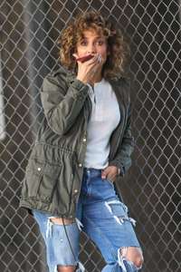 Jennifer-Lopez--on-set-of-Shades-Of-Blue-in-New-York--08.jpg