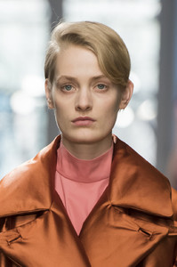 Jil_Sander_Fall_2017_Details_jMhW5ID3fYHx.jpg