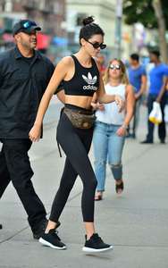 Kendall-Jenner--Head-to-the-Boxing-Gym--01.thumb.jpg.624035f101164f3cd0e1c721030454e6.jpg