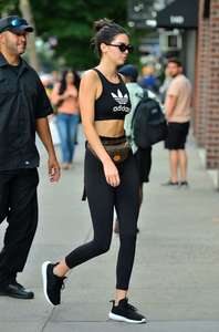 Kendall-Jenner--Head-to-the-Boxing-Gym--02.thumb.jpg.edc28c8a2c19a092a425bacbc48f59b7.jpg