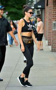 Kendall-Jenner--Head-to-the-Boxing-Gym--04.thumb.jpg.053591aaf6eb34b052bb49c2c9a587cc.jpg