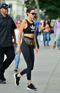 Kendall-Jenner--Head-to-the-Boxing-Gym--05.thumb.jpg.2037111a75f8ad67602136d21f17012b.jpg