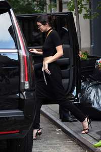 Kendall-Jenner--Leaving-an-residential-building-with-her-boyfriend--01.jpg