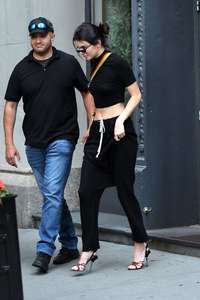 Kendall-Jenner--Leaving-an-residential-building-with-her-boyfriend--03.jpg
