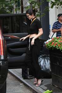 Kendall-Jenner--Leaving-an-residential-building-with-her-boyfriend--04.jpg