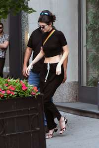 Kendall-Jenner--Leaving-an-residential-building-with-her-boyfriend--05.jpg