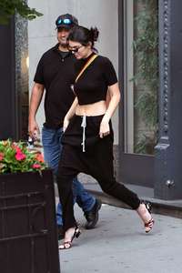 Kendall-Jenner--Leaving-an-residential-building-with-her-boyfriend--06.jpg