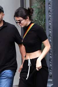 Kendall-Jenner--Leaving-an-residential-building-with-her-boyfriend--09.jpg