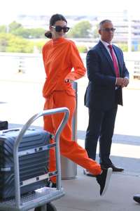 Kendall-Jenner-at-JFK-Airport--06.jpg