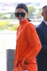 Kendall-Jenner-at-JFK-Airport--08.jpg