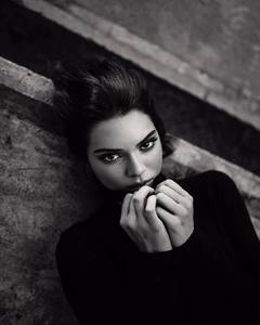 Kendall-Jenner-by-Sasha-Samsonova-2.thumb.jpg.8e54d098ec02ee5736d639a797d7ba8d.jpg