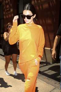 Kendall-Jenner-in-Orange-Leaving-her-hotel--01.jpg