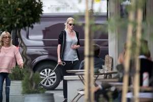 Lara-Stone-out-in-North-London--01.jpg