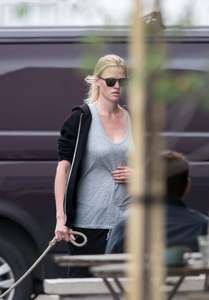 Lara-Stone-out-in-North-London--02.jpg