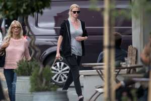 Lara-Stone-out-in-North-London--03.jpg
