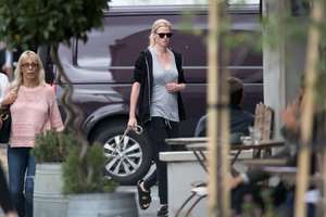 Lara-Stone-out-in-North-London--04.jpg