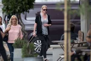 Lara-Stone-out-in-North-London--06.jpg