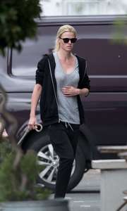 Lara-Stone-out-in-North-London--07.jpg