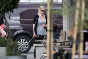 Lara-Stone-out-in-North-London--08.jpg