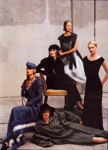 Leibovitz_Vogue_US_September_1997_04.thumb.jpg.8d778765057252f7ce2d08c29fc8f9d2.jpg