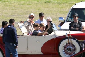 Leonardo-DiCaprio-Tobey-Maguire-Filming-Great-Gatsby.jpg