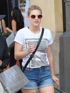 Lili-Reinhart-and-Camila-Mendes--Shopping-at-The-Grove--04.thumb.jpg.cf48f3516d8d83fadd5249d902b6f838.jpg