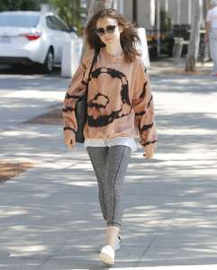 Lily-Collins-in-Tights-after-the-workout--02.jpg