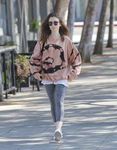 Lily-Collins-in-Tights-after-the-workout--03.jpg