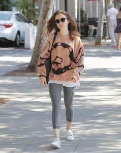 Lily-Collins-in-Tights-after-the-workout--10.jpg