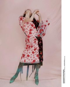 Lindsey-Wixson-by-Zeng-Wu-for-Vogue-Me-China-August-2017-4-760x950.thumb.jpg.7fe3b86de7931b7f936871c11469d0ff.jpg